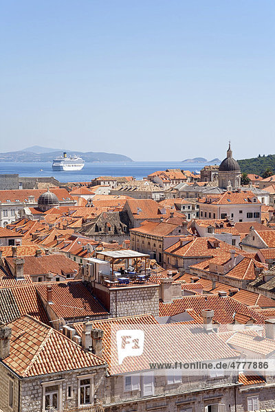 Blick von der Stadtmauer über die Altstadt von Dubrovnik  Süddalmatien  Dalmatien  Adriaküste  Kroatien  Europa
