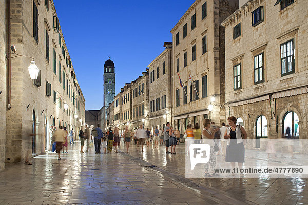 Hauptflaniermeile Stradun in der Altstadt von Dubrovnik  Süddalmatien  Dalmatien  Adriaküste  Kroatien  Europa
