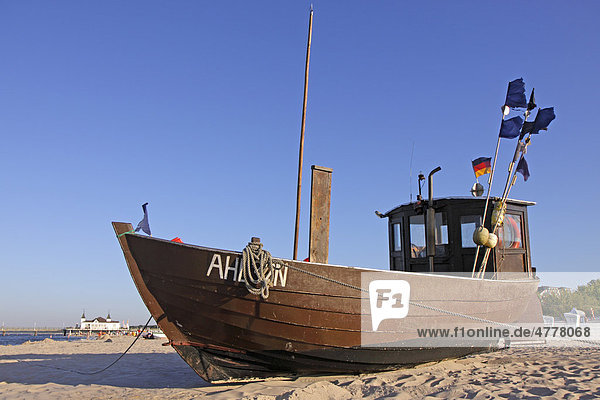 Fischerboot am Strand von Ahlbeck  Insel Usedom  Ostsee  Mecklenburg-Vorpommern  Deutschland  Europa