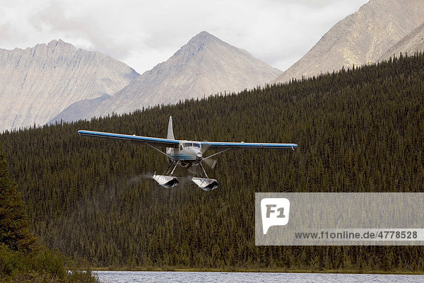 Buschflugzeug  Wasserflugzeug de Havilland Canada DHC-3 Otter  hebt vom McClusky See ab  Wind River  Mackenzie Mountains  Yukon Territory  Kanada