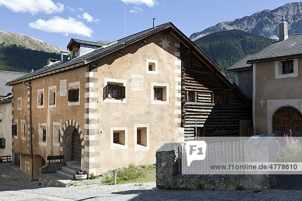 Historische Engadiner Häuser zur Hälfte Wohnhaus und zur anderen Hälfte Stall oder Scheune Zuoz Engadin Schweiz Europa