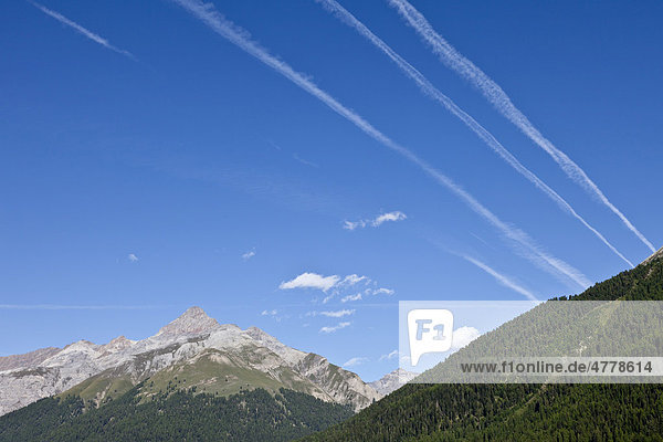 Berglandschaft mit Kondensstreifen der Flugzeuge am blauen Himmel  Zuoz  Graubünden  Schweiz  Europa