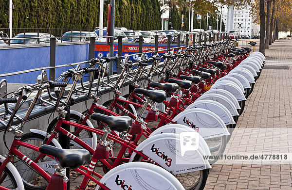 Leihfahrräder in einer Station in Barcelona  Katalonien  Spanien  Europa