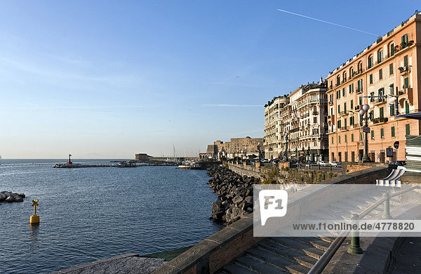 Promenade von Mergellina mit dem Kastell dell'Ovo im Rücken  Neapel  Kampanien  Italien  Europa