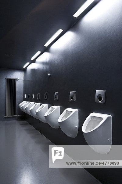 Urinale in einer Reihe  modern  Männertoilette  Toilette  WC  Deutschland  Europa