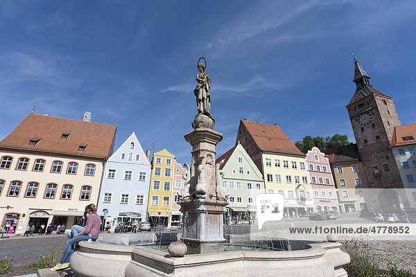 Marienbrunnen am Hauptplatz  Schmalzturm  Landsberg am Lech  Bayern  Deutschland  Europa