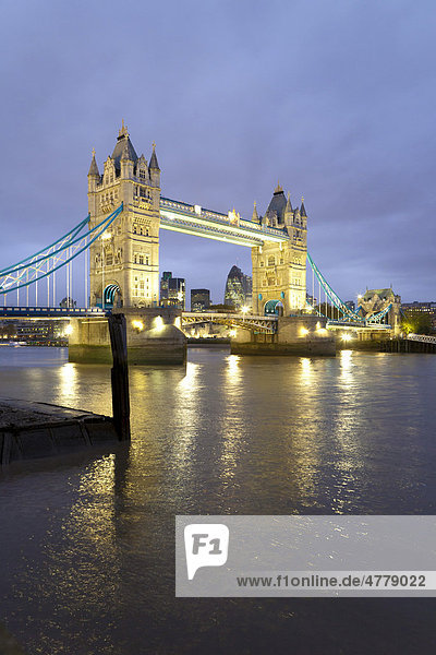 Tower Bridge in der Dämmerung  Themse  London  England  Großbritannien  Europa