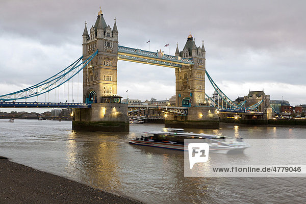 Tower Bridge in der Dämmerung  Ausflugsboot  Themse  London  England  Großbritannien  Europa