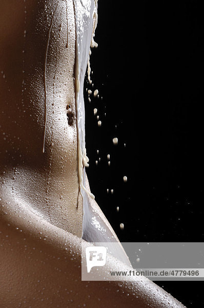 Nahaufnahme nackter Frauenkörper mit Milchspritzern Nahaufnahme, nackter Frauenkörper mit Milchspritzern