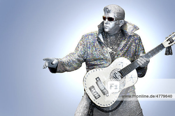 Silberner Elvis spielt Gitarre Elvis-Imitator Peter Jarvis aus Toronto Ontario Kanada