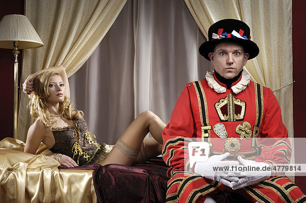 Yeoman of the Guard königlicher Leibgardist sitzt auf einem Bett in der Nähe einer schönen jungen Dame
