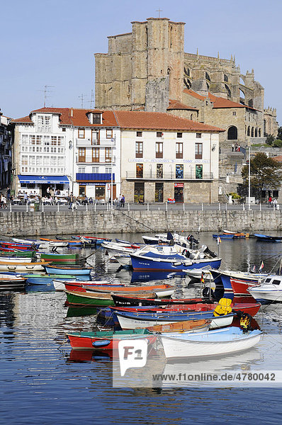 Kleine Boote  Hafen  Santa Maria  Kirche  Castro Urdiales  Golf von Biskaya  Cantabria  Kantabrien  Spanien  Europa