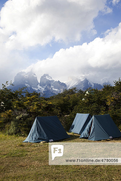 Zelte  Camping im Nationalpark Torres del Paine  Berg Cuernos del Paine hinten  Patagonien  Chile  Südamerika