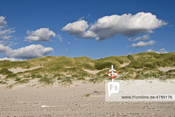 Rettungsring am Strand von Hustrup  Westjütland  Dänemark  Europa