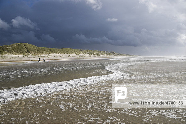 Spaziergänger Sturm am Strand, Henne Strand, Westjütland, Dänemark, Europa