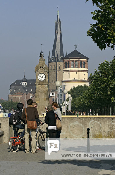 Rheinpromenade mit Pegeluhr  Schlossturm und St. Lambertus-Kirche  Düsseldorf  Nordrhein-Westfalen  Deutschland  Europa