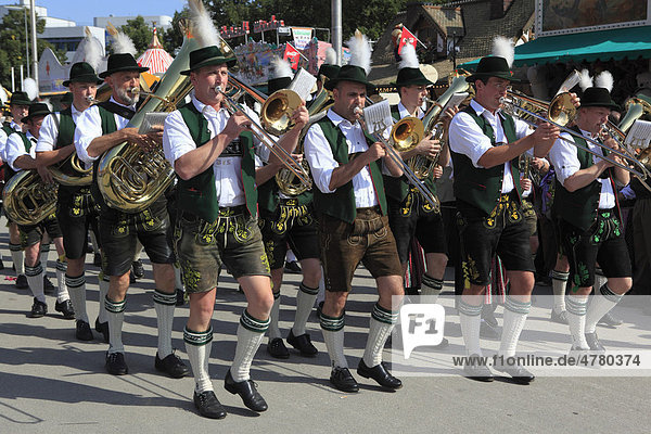 Band in the procession for the hosts of the Munich Beer Festival  Oktoberfest  Munich  Bavaria  Germany  Europe