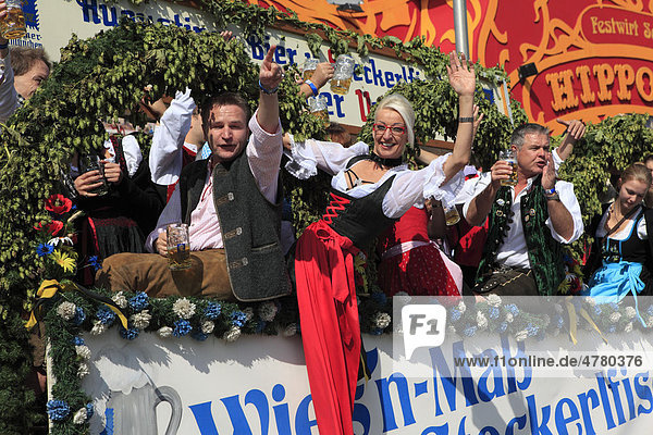 Bedienungen beim Einzug der Wiesnwirte  Oktoberfest  München  Bayern  Deutschland  Europa