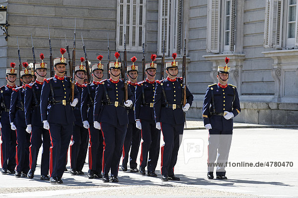 Changing of the guard in front of the Palacio Real  Royal Palace  Madrid  Spain  Europe