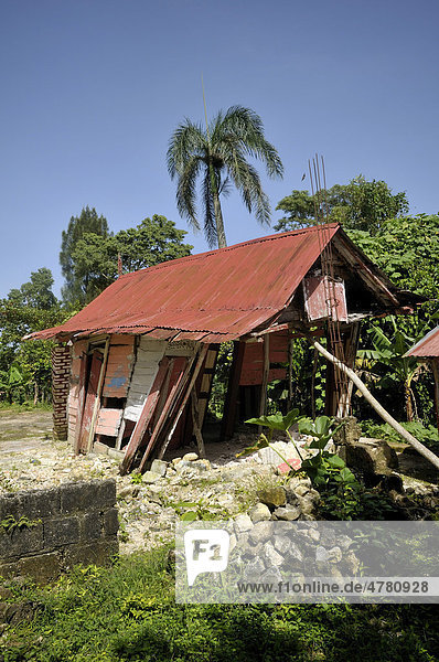 Ein traditionelles Fachwerkhaus wurde durch das Erbeben im Januar 2010 vollständig zerstört  Jacmel  Haiti  Karibik  Zentralamerika