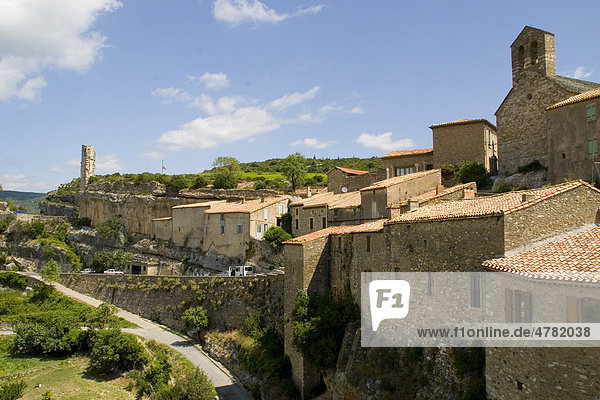 Blick über das Dorf der Katharer  Burgturm-Ruine auf der linken Seite  Minerve  Departement HÈrault  Region Languedoc-Roussillon  Frankreich  Europa