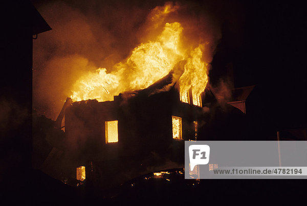 Vulkanausbruch  brennendes Hotel  Eldfell Vulkan  Heimaey  Westmann Inseln  Island  1973