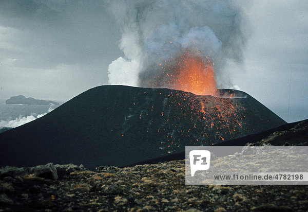 Vulkanausbruch  glühende Lava  Rauch und Asche  Eldfell Vulkan  Heimaey  Westmann Inseln  Island  1973