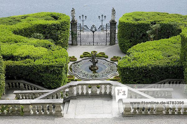 Treppe  Brunnen und Tor  Garten am See mit strenger Gartenarchitektur  Villa Carlotta  Tremezzo  Comer See  Lombardei  Italien  Europa