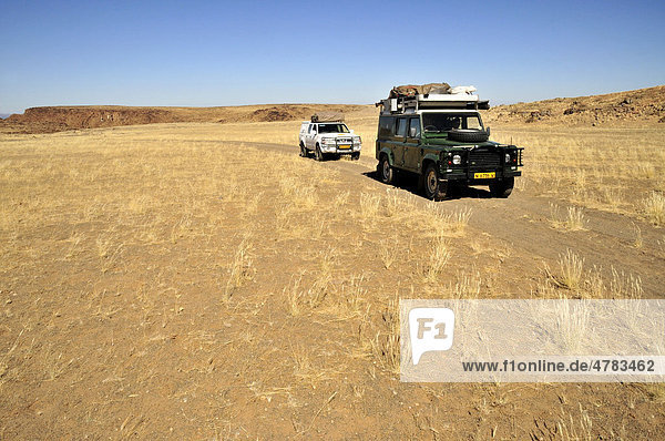 Zwei Safari-Fahrzeuge in den Mik-Bergen  Damaraland  Namibia  Afrika
