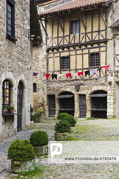 Place de la Halle Markt  mittelalterliche Festung Perouges  Frankreich  Europa