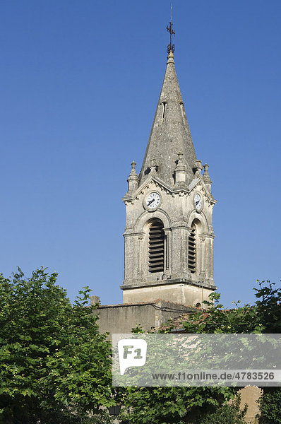 Mittelalterliches Dorf La Bastide de Virac  Kirche und Glockenturm  Ardeche  Rhone Alpes  Frankreich  Europa