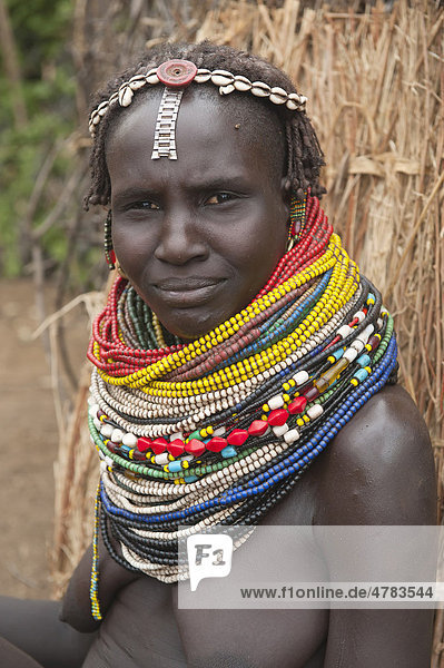 Nyangatom  oder Inyangatom Frau mit Perlenketten in ihrem Dorf  Omo-Tal  Äthiopien  Afrika
