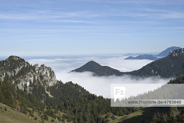 Blick Kampenwand nahe Bergstation in Richtung nebelverhüllter Alpen  Chiemgau  Oberbayern  Bayern  Deutschland  Europa