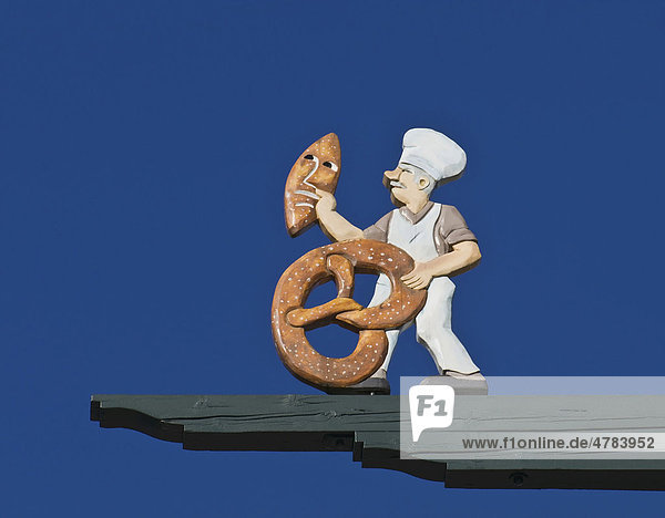 Detail Maibaum  Maibaumfigur  Handwerker  Bäcker mit Brezel und Brot