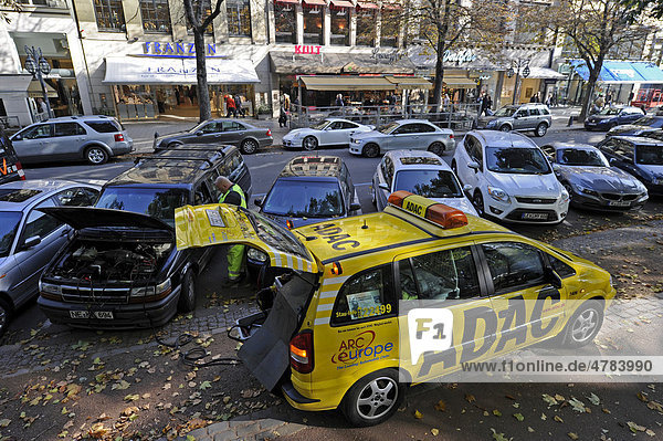 Employees of the ADAC automobile club helping with car troubles  Duesseldorf  North Rhine-Westphalia  Germany  Europe