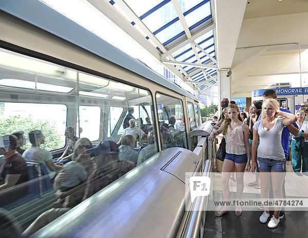Einfahrende Monorail  Fahrgäste  Monorail Terminal Bahnhof Westlake Plaza  Seattle  Washington  Vereinigte Staaten von Amerika  USA