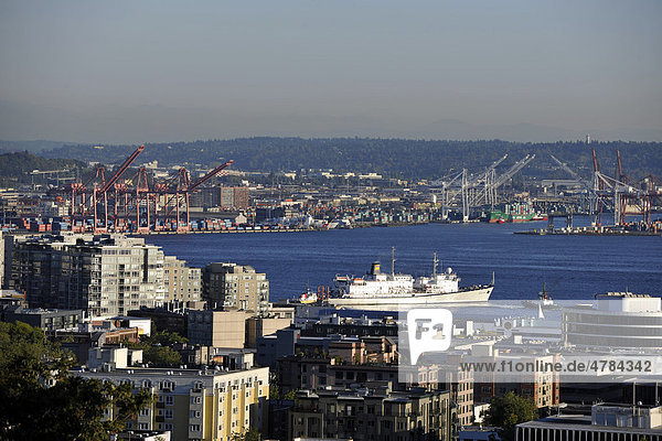 Blick von Space Needle nach Südwesten  Seattle Harbor  Hafen  Elliott Bay  Seattle  Washington  Vereinigte Staaten von Amerika  USA