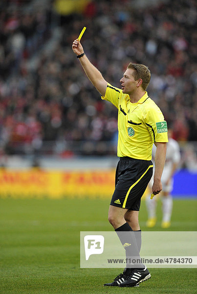 Schiedsrichter Tobias WELZ zeigt gelbe Karte  Verwarnung