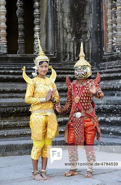 Junge Frauen in Kostümen des traditionellen Khmer-Tanzes  Apsara  Angkor Wat  Angkor  Siem Reap  Kambodscha  Südostasien  Asien