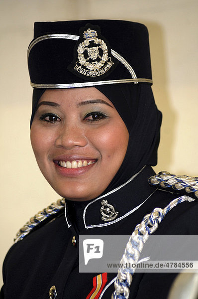 Porträt einer Frau im malaysischen Polizeiorchester  International Military Tattoo Militärmusikparade in Ystad  Internationaler Zapfenstreich  Schweden  Europa