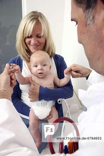Arztpraxis  Mutter und Kind beim Kinderarzt  Untersuchung eines Säuglings  Vorsorgegrunduntersuchung  U-Untersuchung