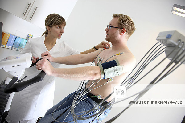 Arztpraxis  Belastungs-EKG  Untersuchung zur Messung der Herzfunktionen bei einem Patienten auf einem Cardiogerät