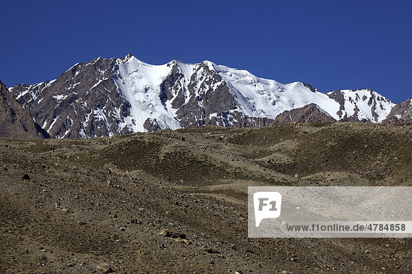 Vergletscherte Berggipfel beim Yashikul See  Pamir  Tadschikistan  Zentralasien
