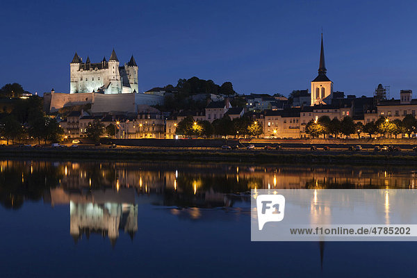 Stadtbild mit Kirche St. Pierre und Schloss  Saumur  Department Maine-et-Loire  Region Pays de la Loire  Frankreich  Europa