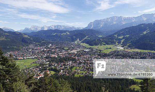 Blick von Martinshütte über Garmisch-Partenkirchen  Werdenfelser Land  Oberbayern  Bayern  Deutschland  Europa
