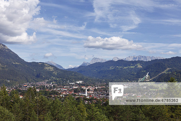 Blick über Garmisch-Partenkirchen  Werdenfelser Land  Oberbayern  Bayern  Deutschland  Europa