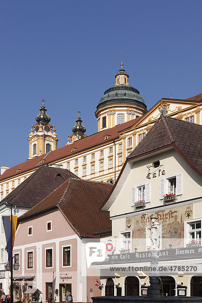 Rathausplatz mit Kolomanbrunnen und Stift Melk  Melk  Wachau  Mostviertel  Niederöstereich  Österreich  Europa