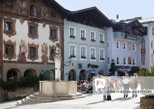 Marktbrunnen und Hirschenhaus am Marktplatz  Berchtesgaden  Berchtesgadener Land  Oberbayern  Bayern  Deutschland  Europa
