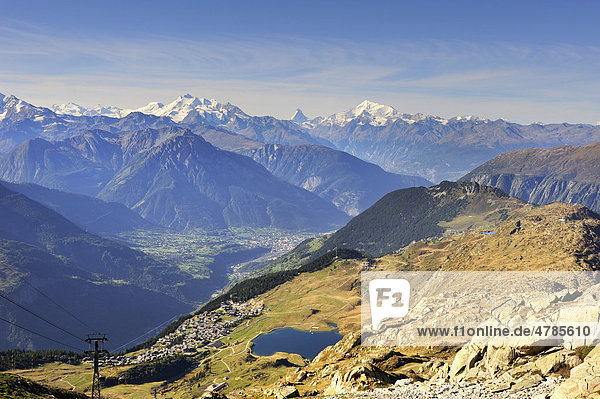 Blick vom 2872 Meter hohen Bettmerhorn  hinab zur Bettmeralp mit dem Bettmersee  darunter das Rhonetal mit den Walliser Alpen am Horizont  Kanton Wallis  Schweiz  Europa Kanton Wallis