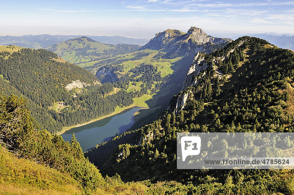 Blick vom 1751 Meter hohen Stauberen hinab zum Sämtisersee  am Horizont der Hohe Kasten  Kanton Appenzell-Innerrhoden  Schweiz  Europa